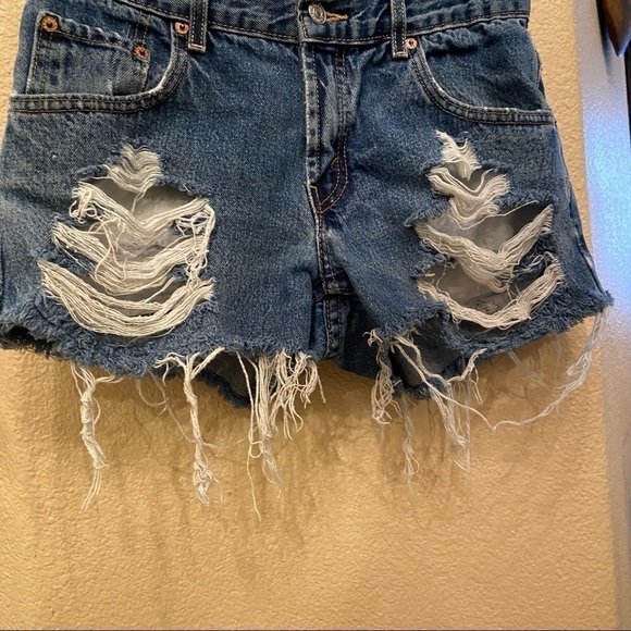 LEVI’S 550 Blue Relaxed Fit Frayed Raw Hem Jean Shorts 30-Fit Small - Picture 3 of 9